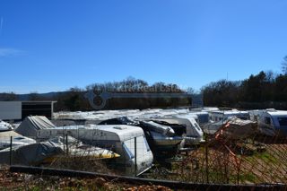 KRK - TERRENO COMMERCIALE CON SERVIZI AGGIUNTIVI