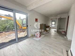 Appartamento al piano terra con ampio giardino a 300 metri dal mare a Lovrečica