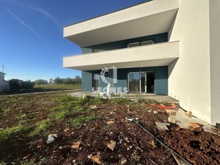 Appartamento di nuova costruzione con cortile e ampia terrazza coperta a Cittanova