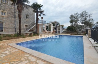 Casa in pietra con vista mare a Tar