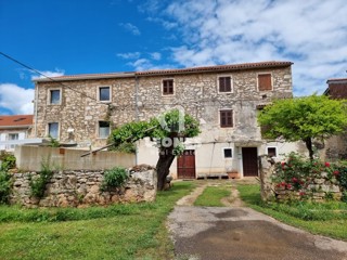 Casa in pietra da ristrutturare vicino a Cittanova con terreno edificabile