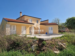 Casa con piscina vicino a Buie