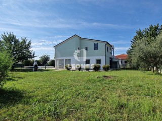 Casa con ampio giardino e una piscina ai dintorni di Buje - Buie