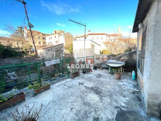 Una casa con cortile nel pieno centro di Buja