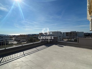 Attico con bellissima vista sul mare in una bella posizione a Cittanova