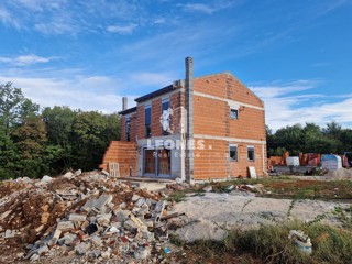 Casa bifamiliare con piscina vicino a Buie, Kaštel