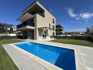 Appartamento di qualità su due piani con vista sul mare e piscina a Torre