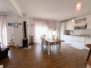 Confortevole appartamento con terrazza panoramica e vista mare a soli 500 metri dal mare a Cittanova