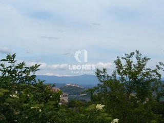 Terreno edificabile con progetto concettuale e vista su Motovun a Visinada
