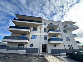 Attico con terrazza panoramica e bellissima vista mare, a soli 600 metri dal mare