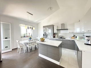 Appartamento con vista mare aperta in una posizione fantastica a Cittanova