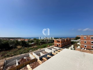 Appartamento al primo piano con terrazza sul tetto con una splendida vista sul mare, a soli 650 metri dal mare a Zambratija