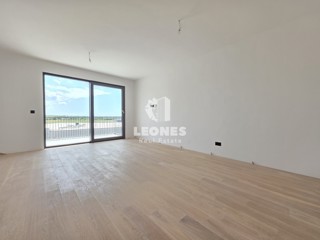 Appartamento al terzo piano di un edificio di nuova costruzione di qualità con posto auto in garage a Umago