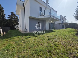 Appartamento con giardino e posto auto in garage vicino a Umago, Salvore