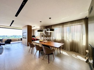 Appartamento lussuosamente arredato con vista mare in un'ottima posizione a Cittanova