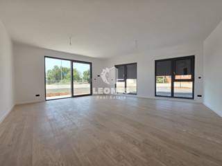 Appartamento con due camere da letto e giardino in un moderno edificio di nuova costruzione a Umag - Umago