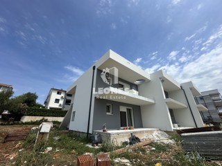 Confortevole appartamento con vista mare e terrazza panoramica a soli 600 metri dal mare a Zambratija