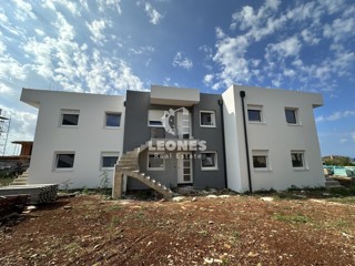 Confortevole appartamento con giardino a soli 500 metri dal mare a Zambratija