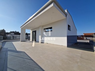 Appartamento su due piani con ampia terrazza sul tetto nelle vicinanze di Umago, Zambratija