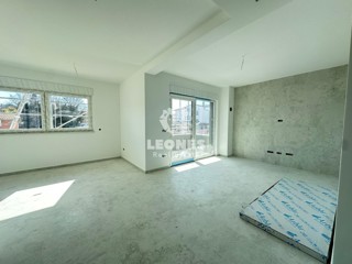 Moderno appartamento al primo piano in una nuova palazzina con ascensore a Tar