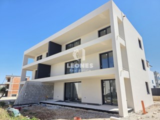 Appartamento al piano terra con ampio giardino, dintorni di Umag -  Umago