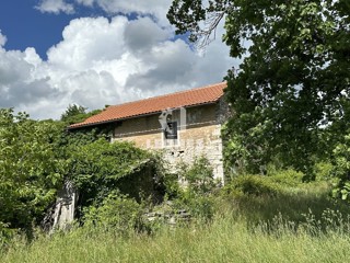 Bella casa in pietra da ristrutturare in zona appartata con ampio cortile e vista sul verde