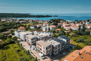 Appartamento al primo piano con due posti auto vicino al mare a Lovrečica