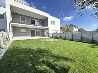 Apartment on the ground floor with a beautifully landscaped yard on the edge of the construction zone in Novigrad