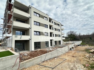 Confortevole appartamento al piano terra con ampio cortile e tre camere da letto in una buona posizione a Tar