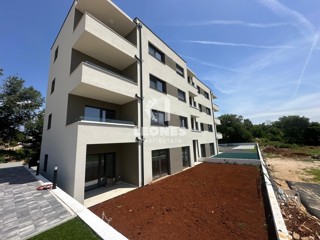 Confortevole appartamento al piano terra con ampio cortile e tre camere da letto in una buona posizione a Tar