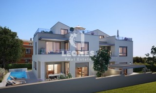 Moderna casa bifamiliare con piscina e vista mare a Cittanova