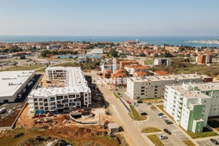 Appartamento con due camere da letto e giardino in un moderno edificio di nuova costruzione a Umag - Umago
