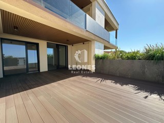 Lussuoso appartamento in un nuovo edificio con ascensore al primo piano con vista mare a Cittanova
