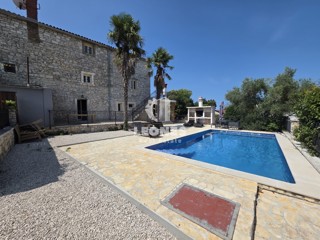 Casa in pietra con piscina e vista mare a Tar - Torre