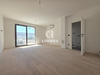 Appartamento di qualità con giardino in un nuovo edificio a Umag - Umago