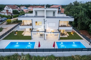 Moderna casa bifamiliare con piscina riscaldata e vista mare vicino a Umag - Umago