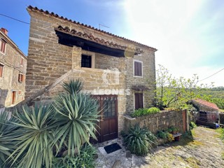 Casa in pietra nel centro di Momiano