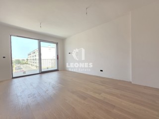 Appartamento con ascensore in un moderno edificio di nuova costruzione con due posti auto a Umag - Umago