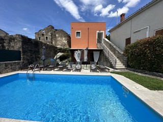 Una casa in pietra unica con piscina nell'incantevole Oprtlje