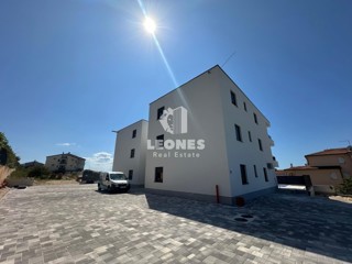 Appartamento in una nuova costruzione a Cittanova al primo piano con due terrazze con vista sul mare