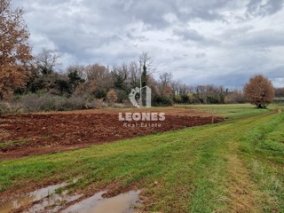 Terreno edificabile ai margini della zona edificabile nelle vicinanze di Brtonigla - Verteneglio