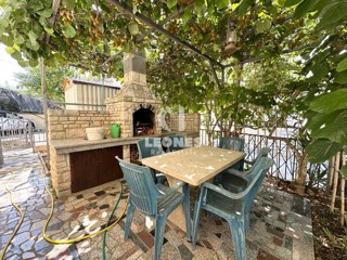 Ground floor apartment with a landscaped garden just 600 meters from the sea in Novigrad