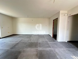 Appartamento in un nuovo edificio con due camere da letto e una terrazza sul tetto con vista sul mare a Zambratija