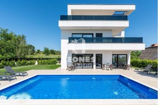 Villa moderna con piscina e vista sul mare a Vabriga, vicino a Poreč - Parenzo