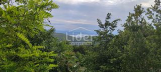 GRIŽANE Terreno edificabile di 680 m2 circondato dalla natura