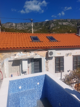 GRIŽANE Piccola casa a schiera, piscina, ambiente tranquillo