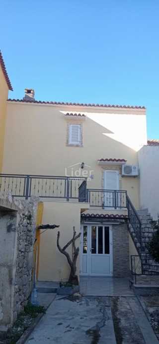 OMIŠALJ Casa in centro con parcheggio privato