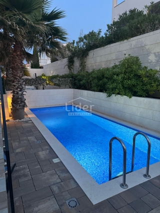 Appartamento di lusso con piscina a soli 100 m dal mare