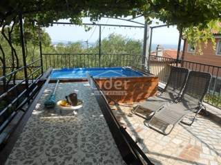 TURNIĆ Appartamento con ampia terrazza e vista mare