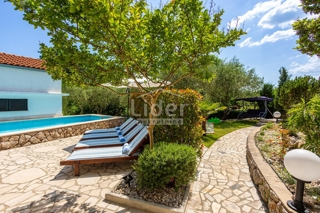 Bella casa con piscina